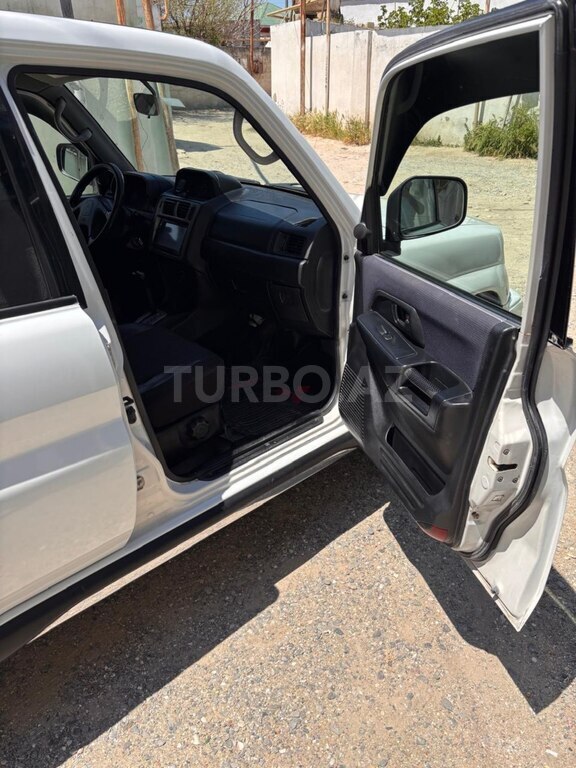 Mitsubishi Pajero io