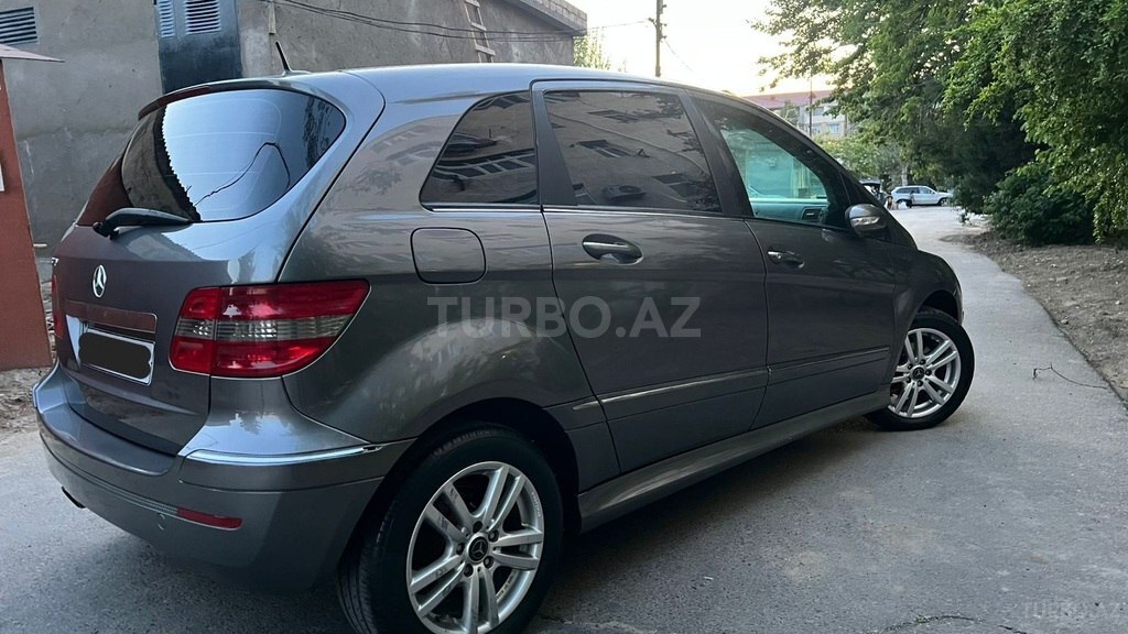 Mercedes B 180