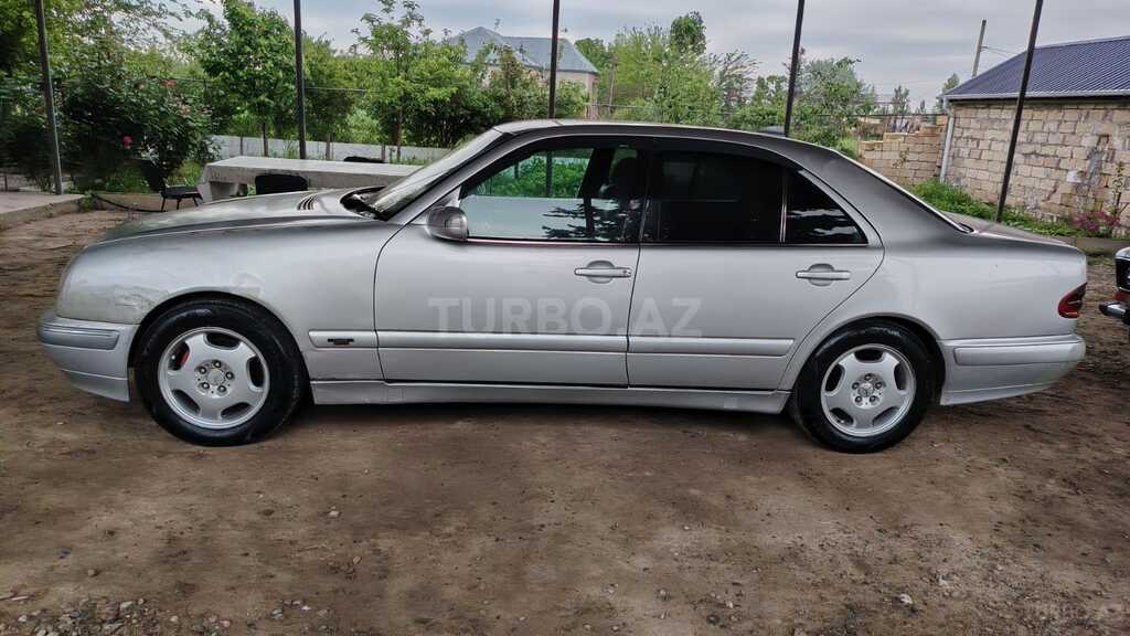 Mercedes E 220