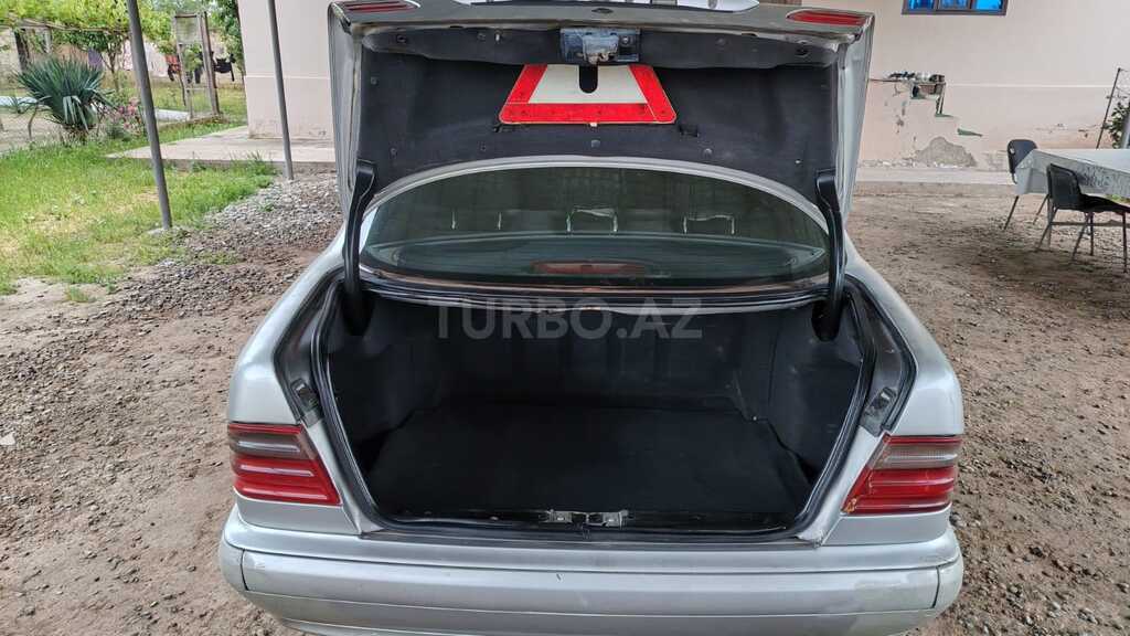Mercedes E 220