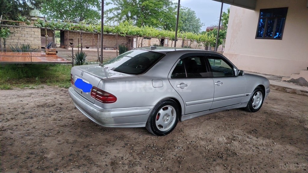 Mercedes E 220