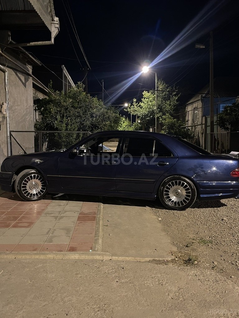 Mercedes E 230