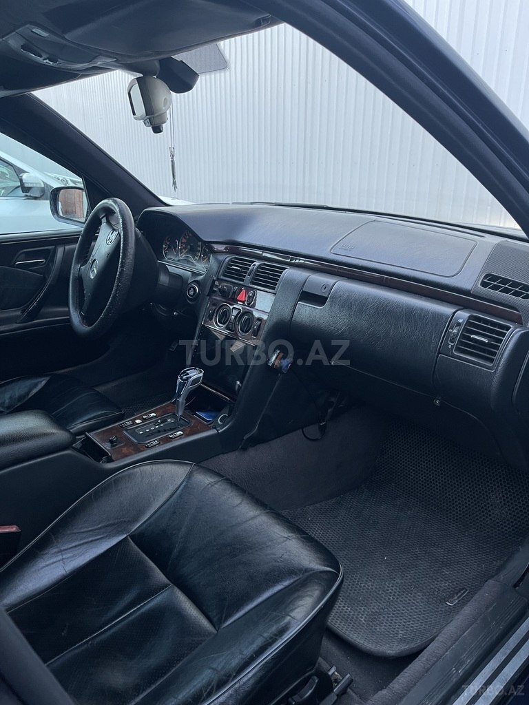 Mercedes E 230