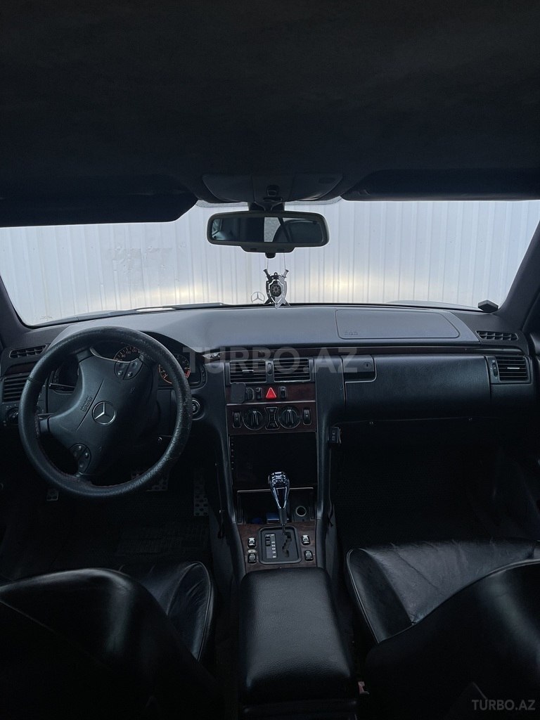 Mercedes E 230