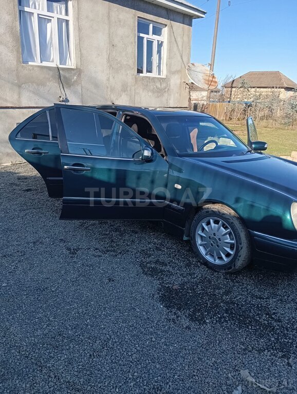 Mercedes E 200