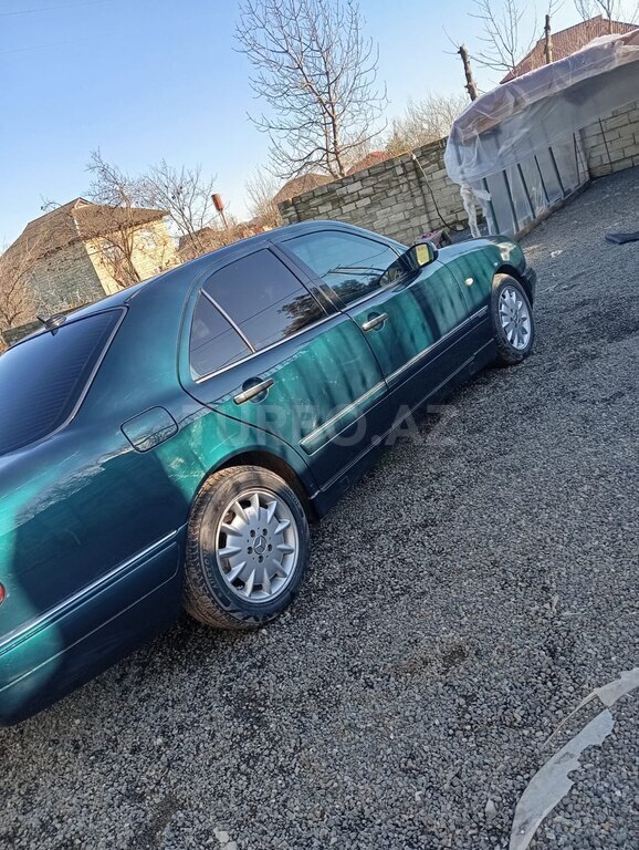 Mercedes E 200