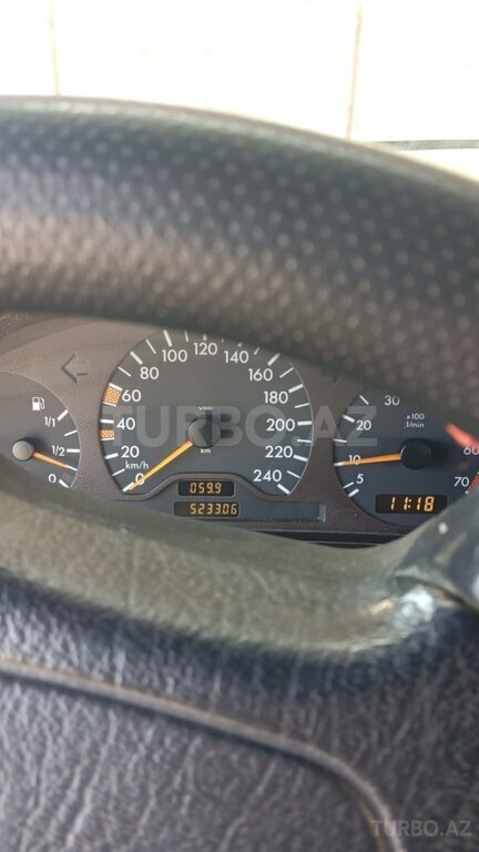 Mercedes E 200