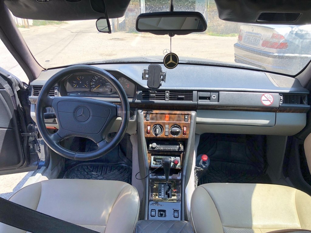 Mercedes 220 E