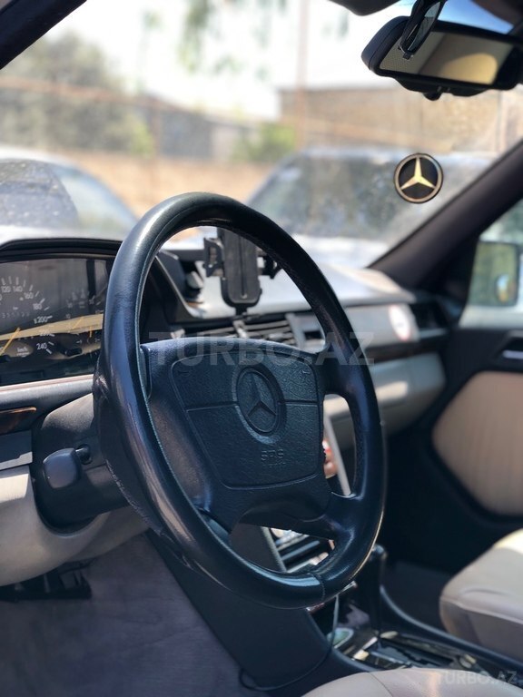 Mercedes 220 E