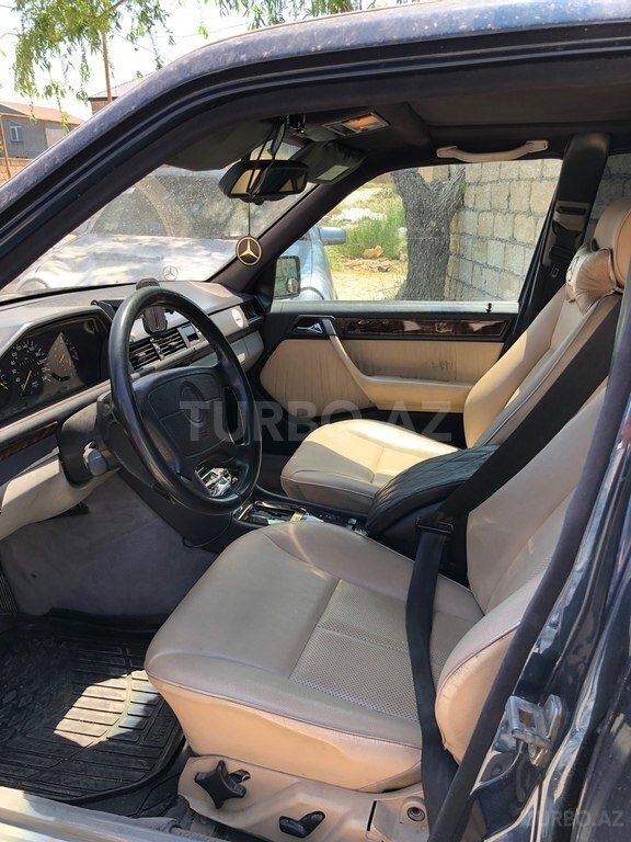 Mercedes 220 E