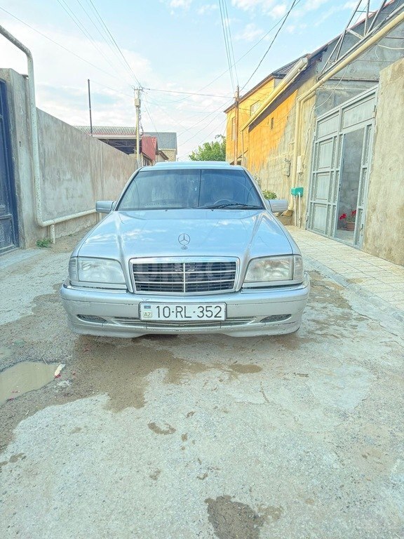 Mercedes C 200
