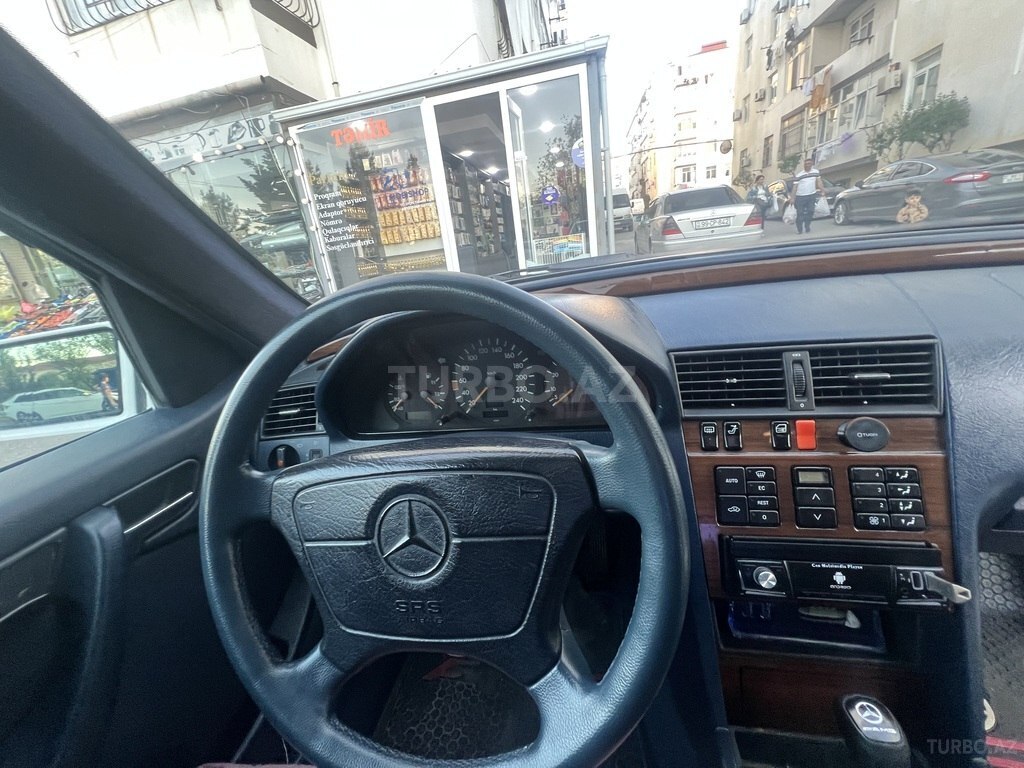 Mercedes C 200