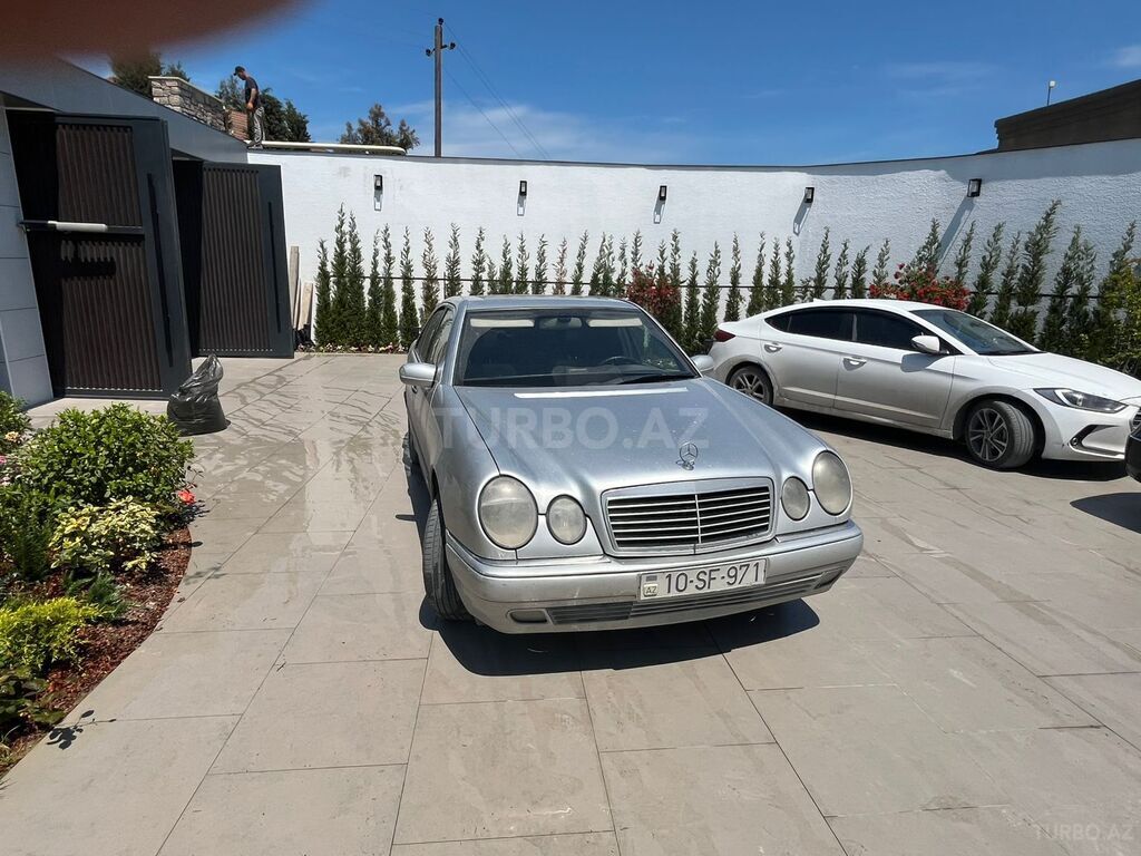 Mercedes E 200