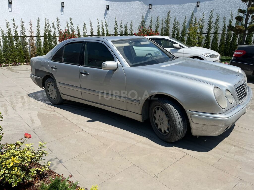 Mercedes E 200