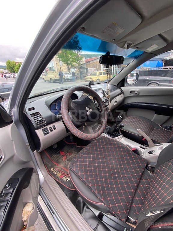 Mitsubishi L200