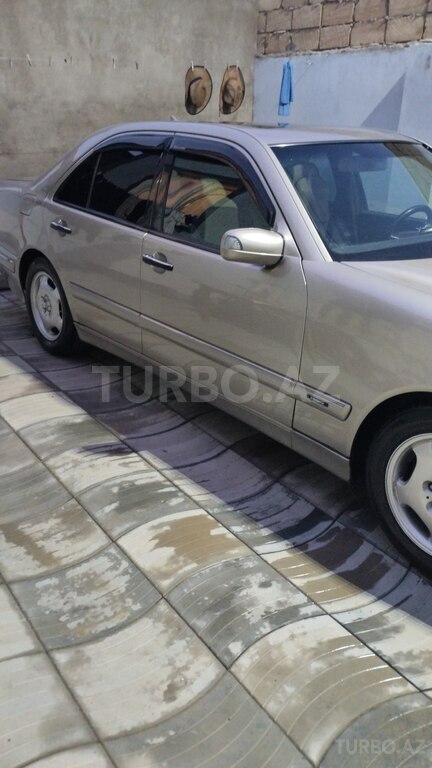 Mercedes E 240