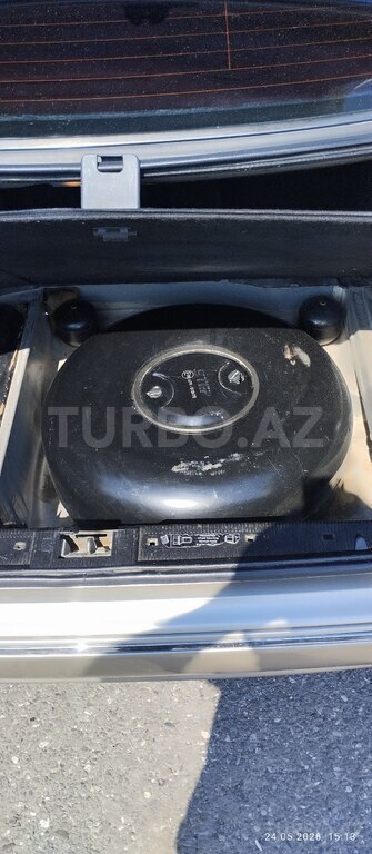 Mercedes E 240
