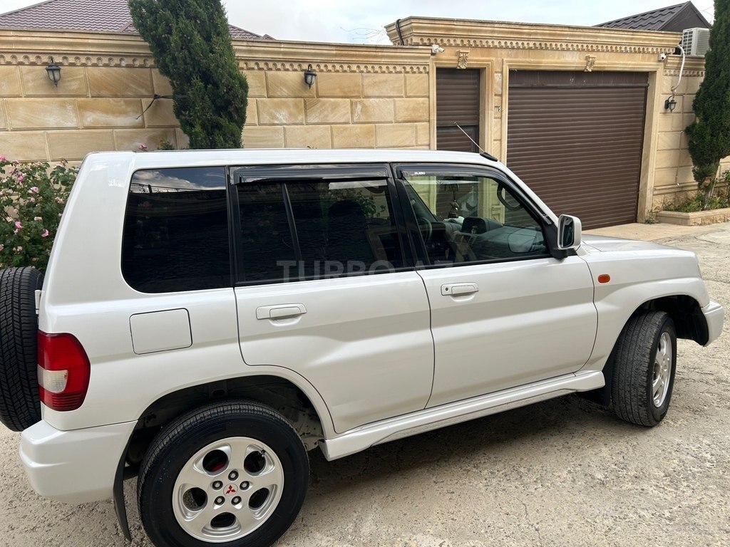 Mitsubishi Pajero io