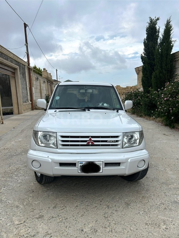 Mitsubishi Pajero io
