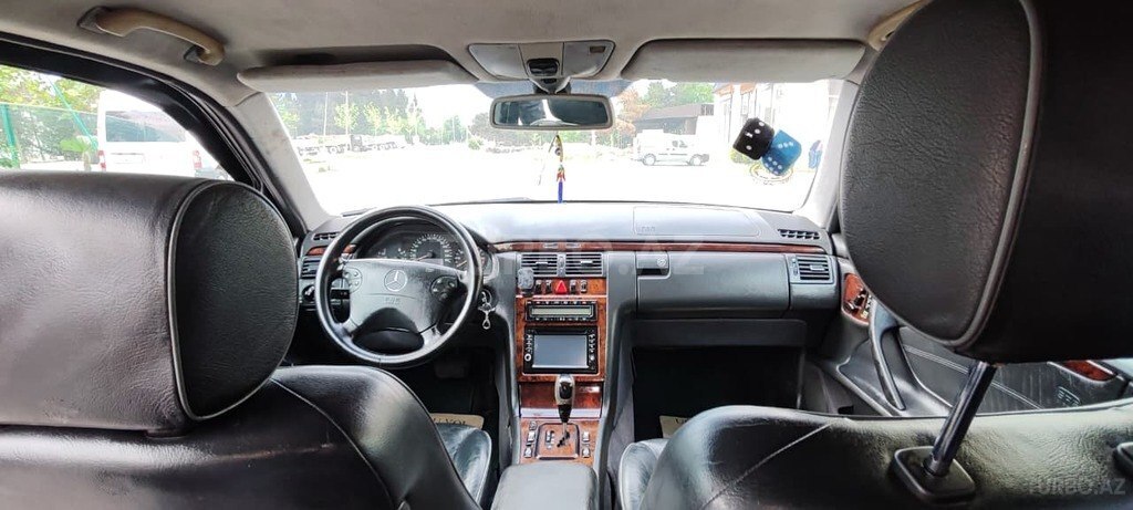 Mercedes E 240