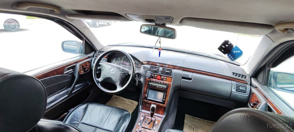 Mercedes E 240