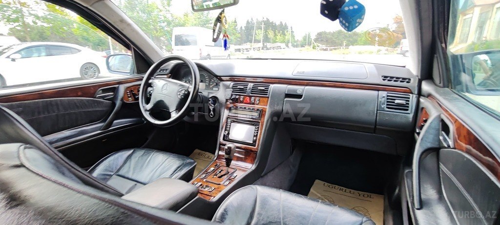 Mercedes E 240