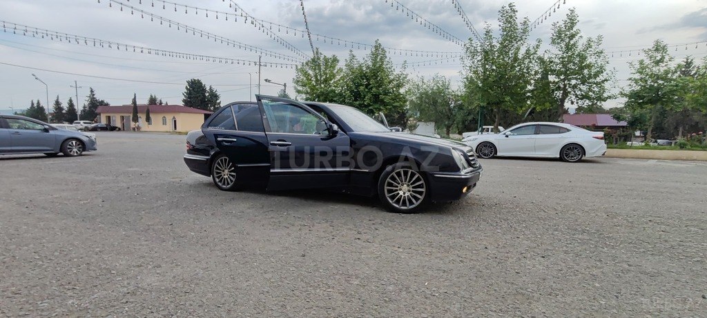 Mercedes E 240