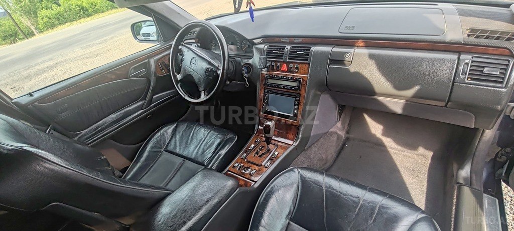Mercedes E 240