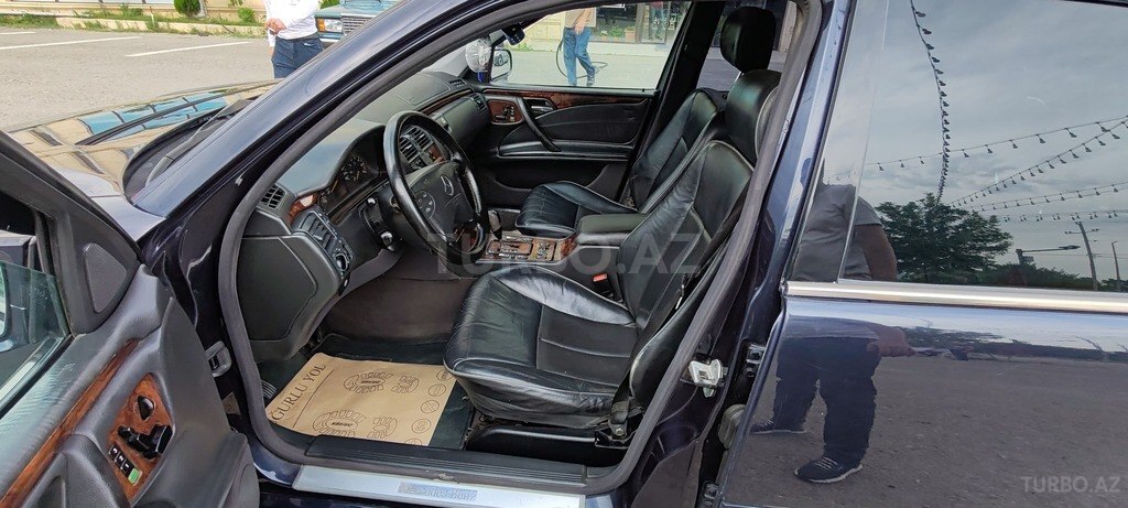 Mercedes E 240