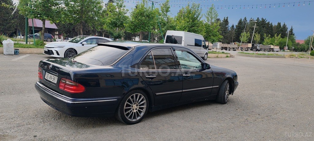 Mercedes E 240