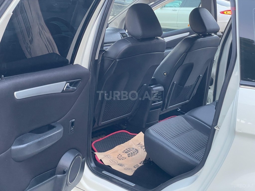 Mercedes B 200