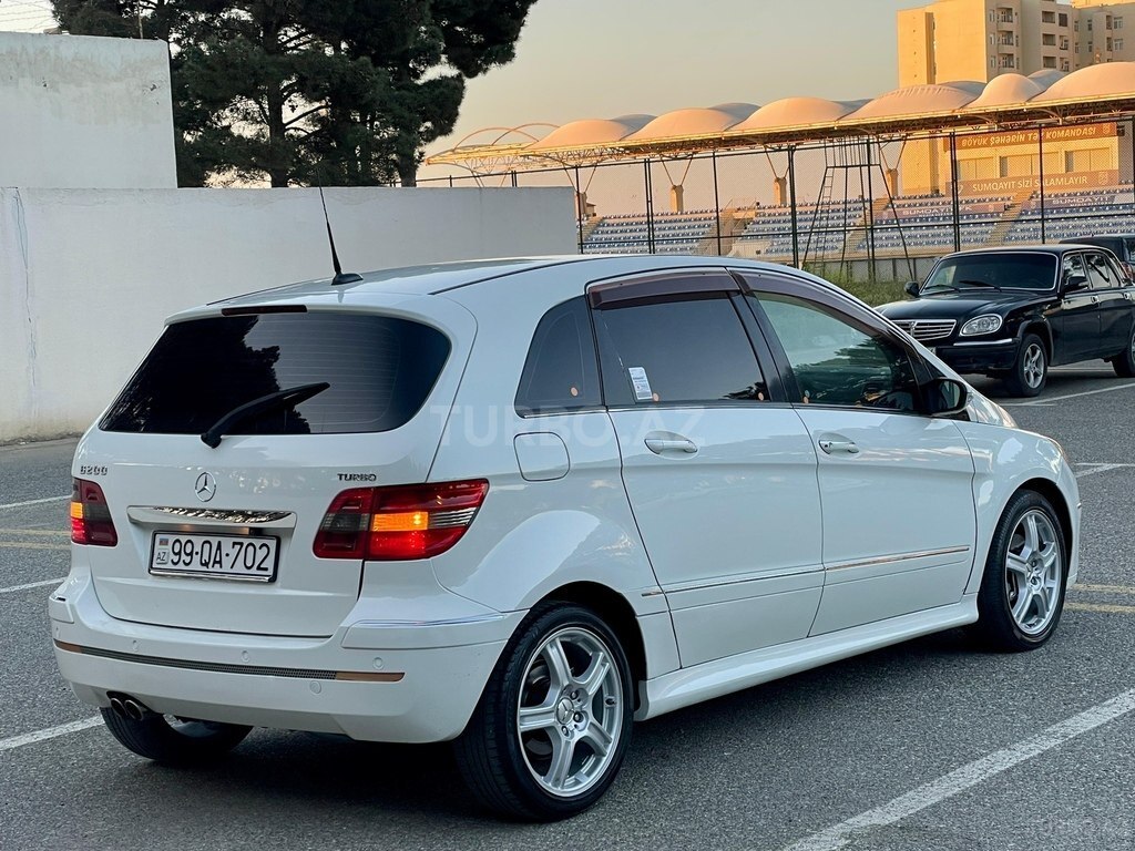 Mercedes B 200