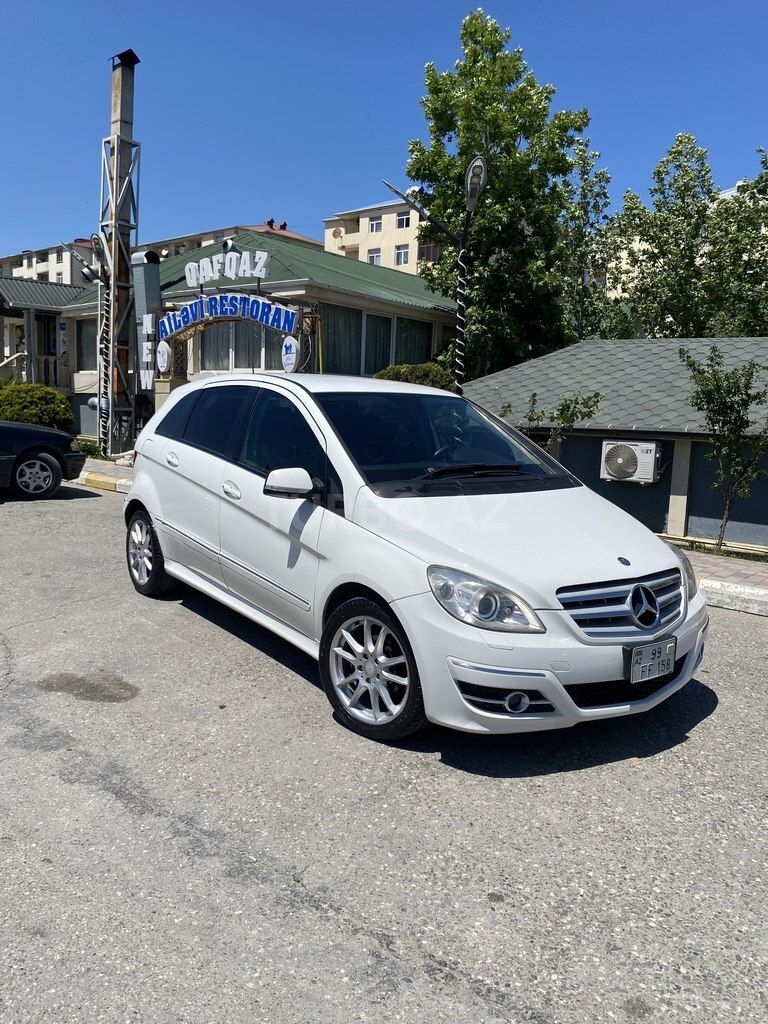 Mercedes B 180