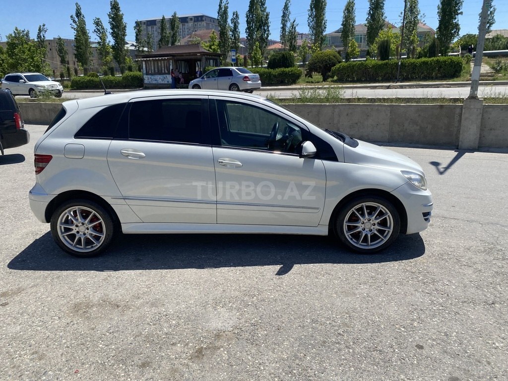Mercedes B 180