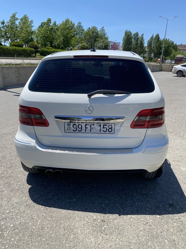 Mercedes B 180