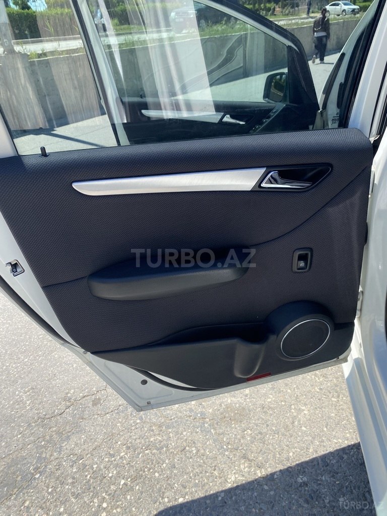 Mercedes B 180