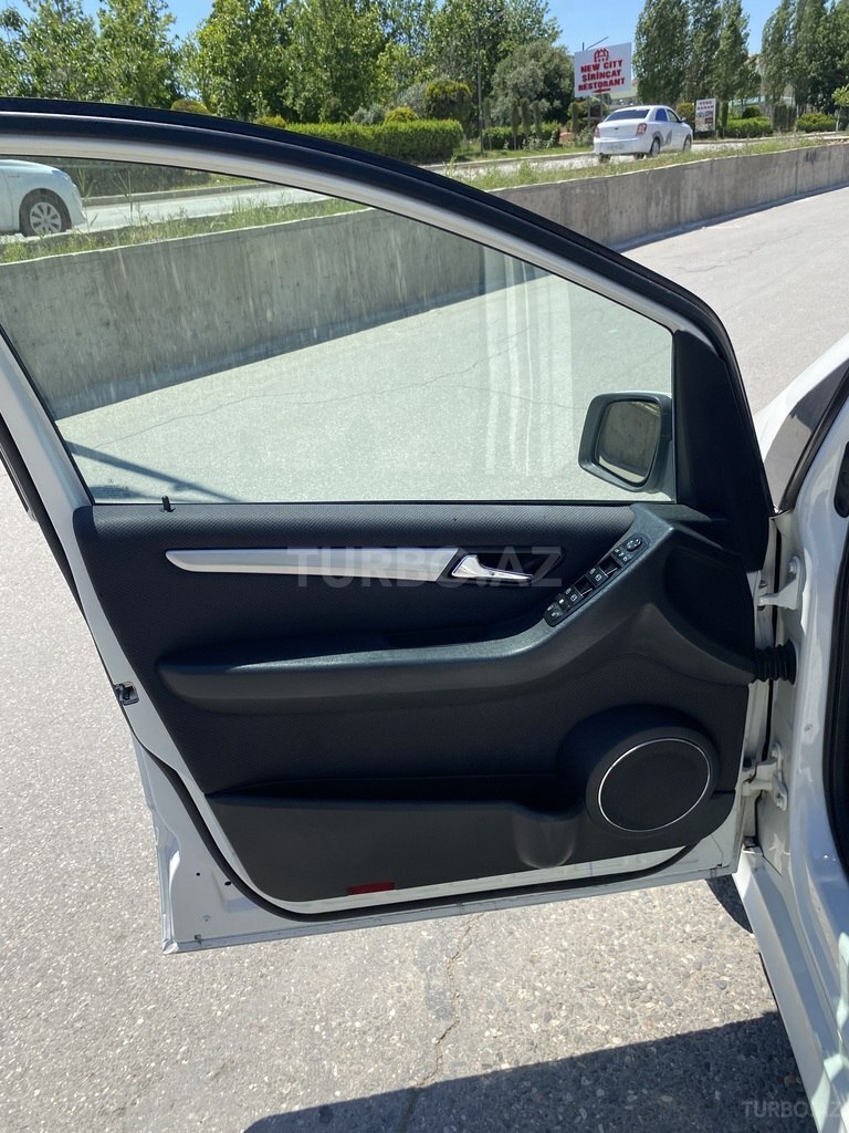 Mercedes B 180