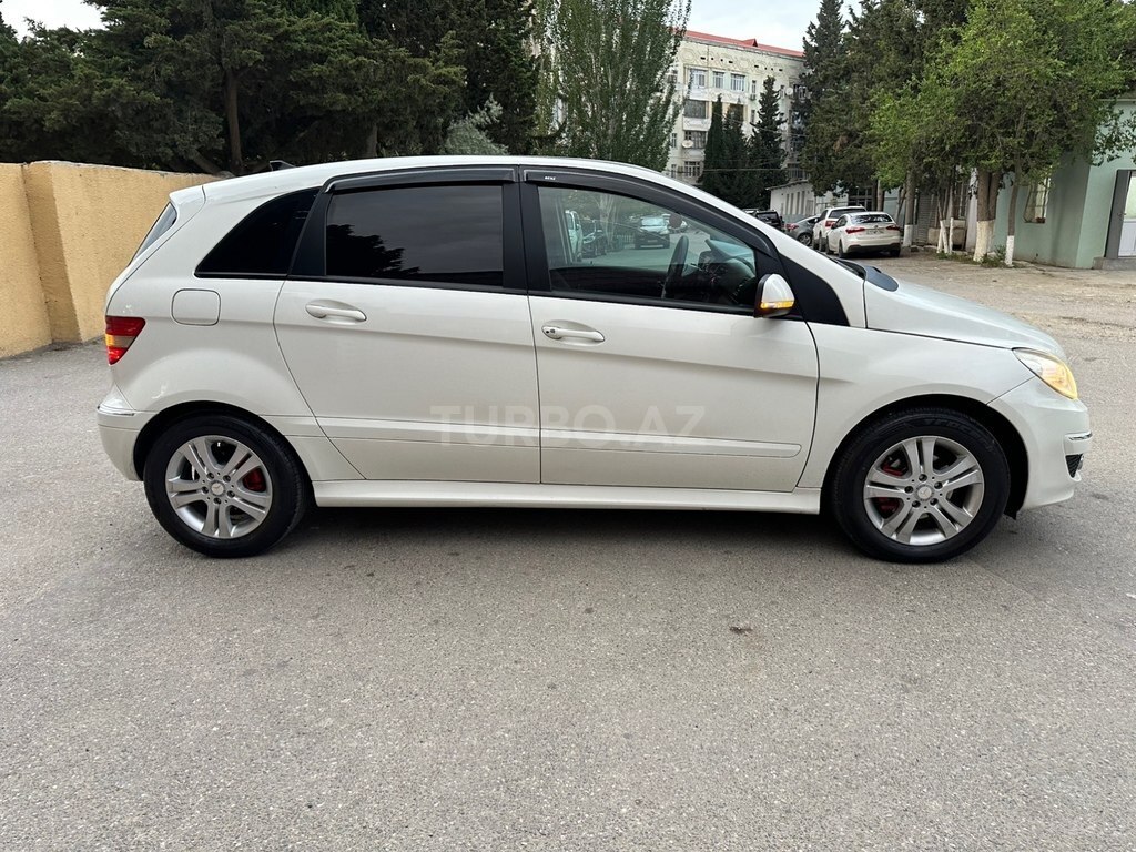 Mercedes B 180