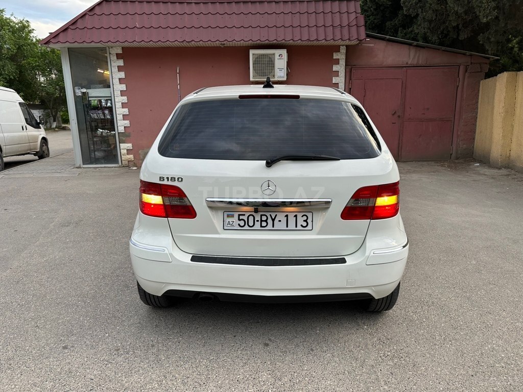 Mercedes B 180