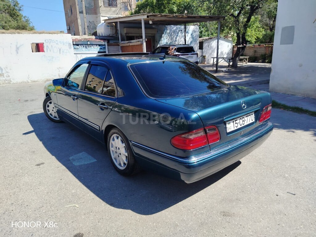 Mercedes E 240