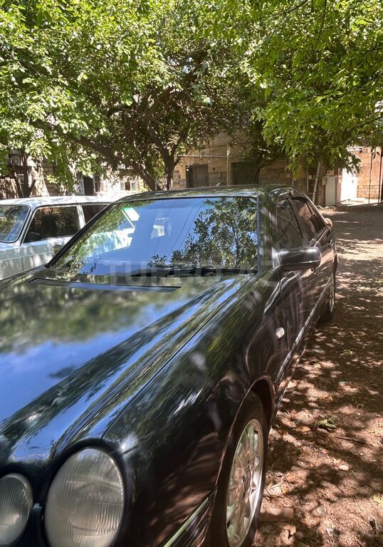 Mercedes E 230