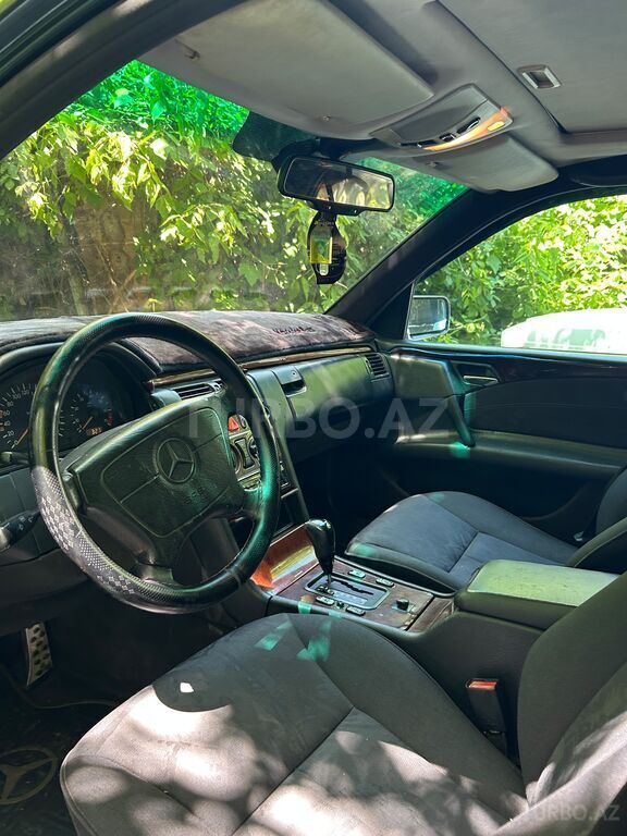 Mercedes E 230