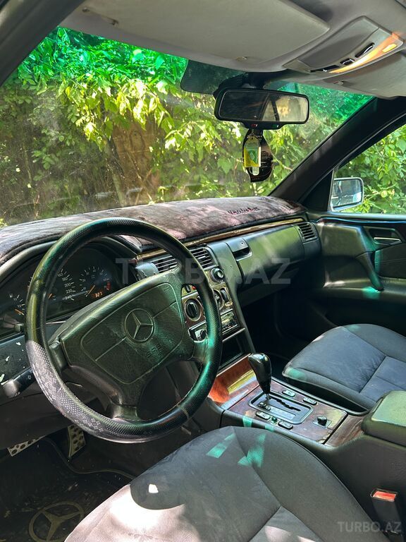 Mercedes E 230