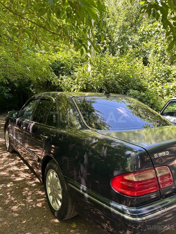 Mercedes E 230