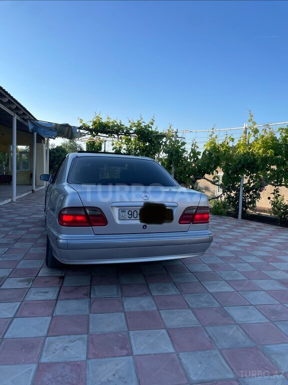 Mercedes E 240