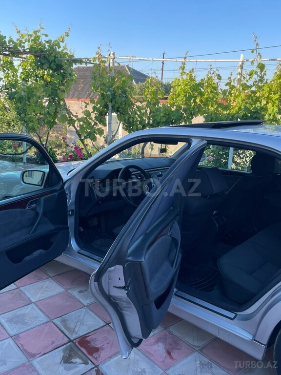 Mercedes E 240