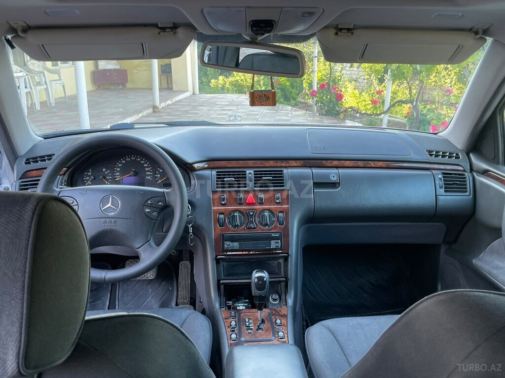 Mercedes E 240