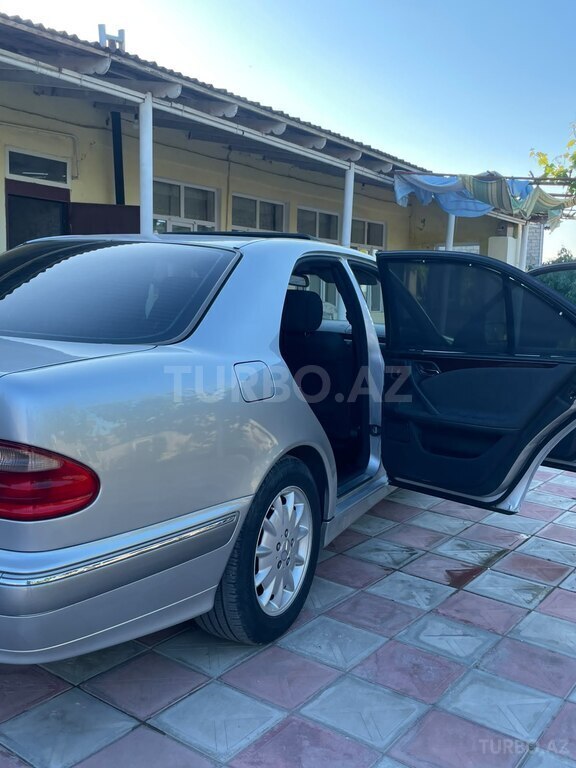 Mercedes E 240