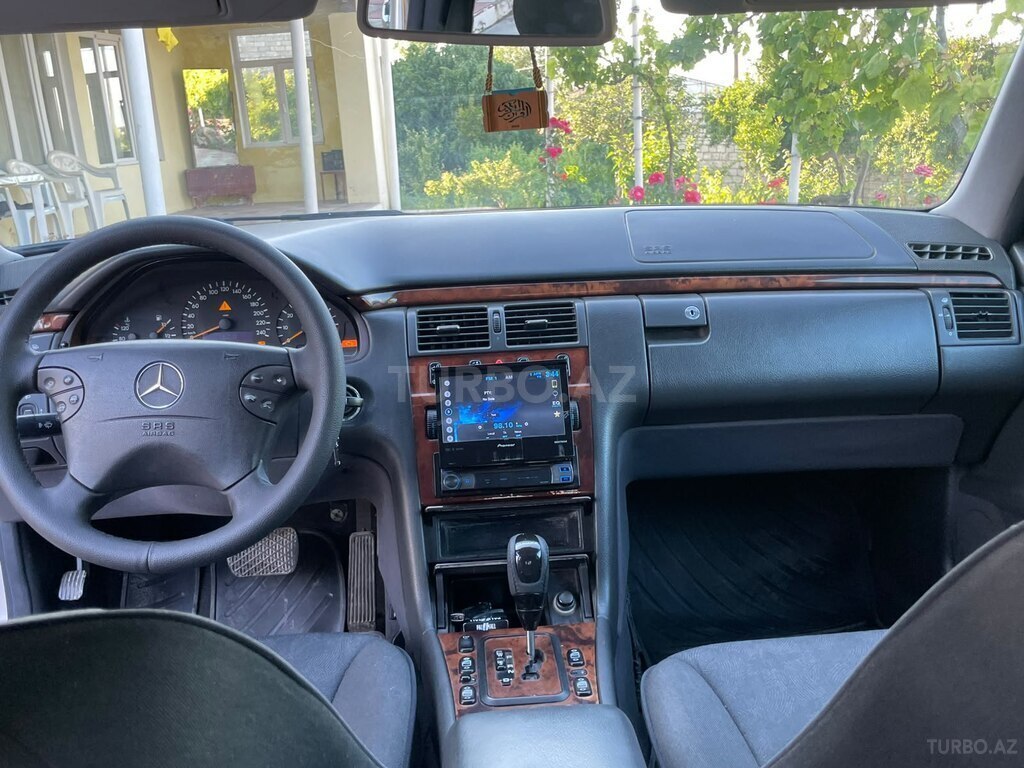 Mercedes E 240