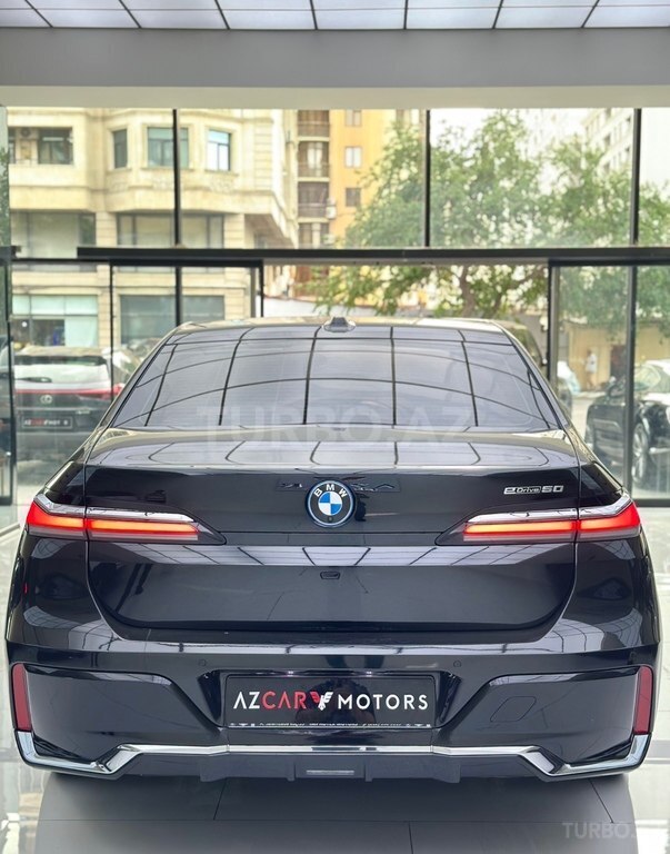 BMW i7